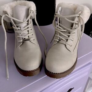 Color white,size 11 medium,they have never been wore before!! So they are new!!